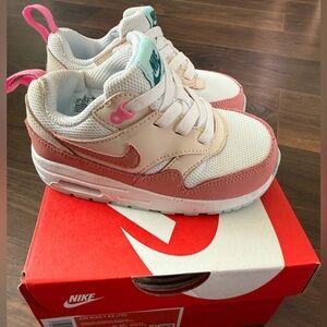 NIKE AIR MAX 1 EZ
Used size 7 toddler sneakers